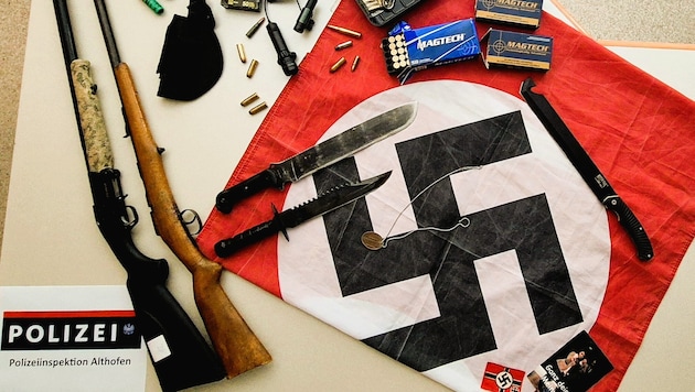 Waffen und NS-Material wurden bei einer Hausdurchsuchung in Althofen sichergestellt.