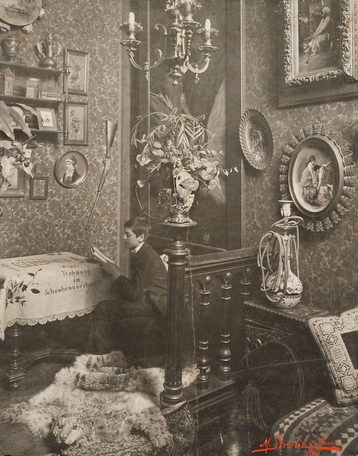 Fotografien von Marianne Strobl: Alban Berg zu Hause in der Tuchlauben (Schönbrunnerhaus), um ...