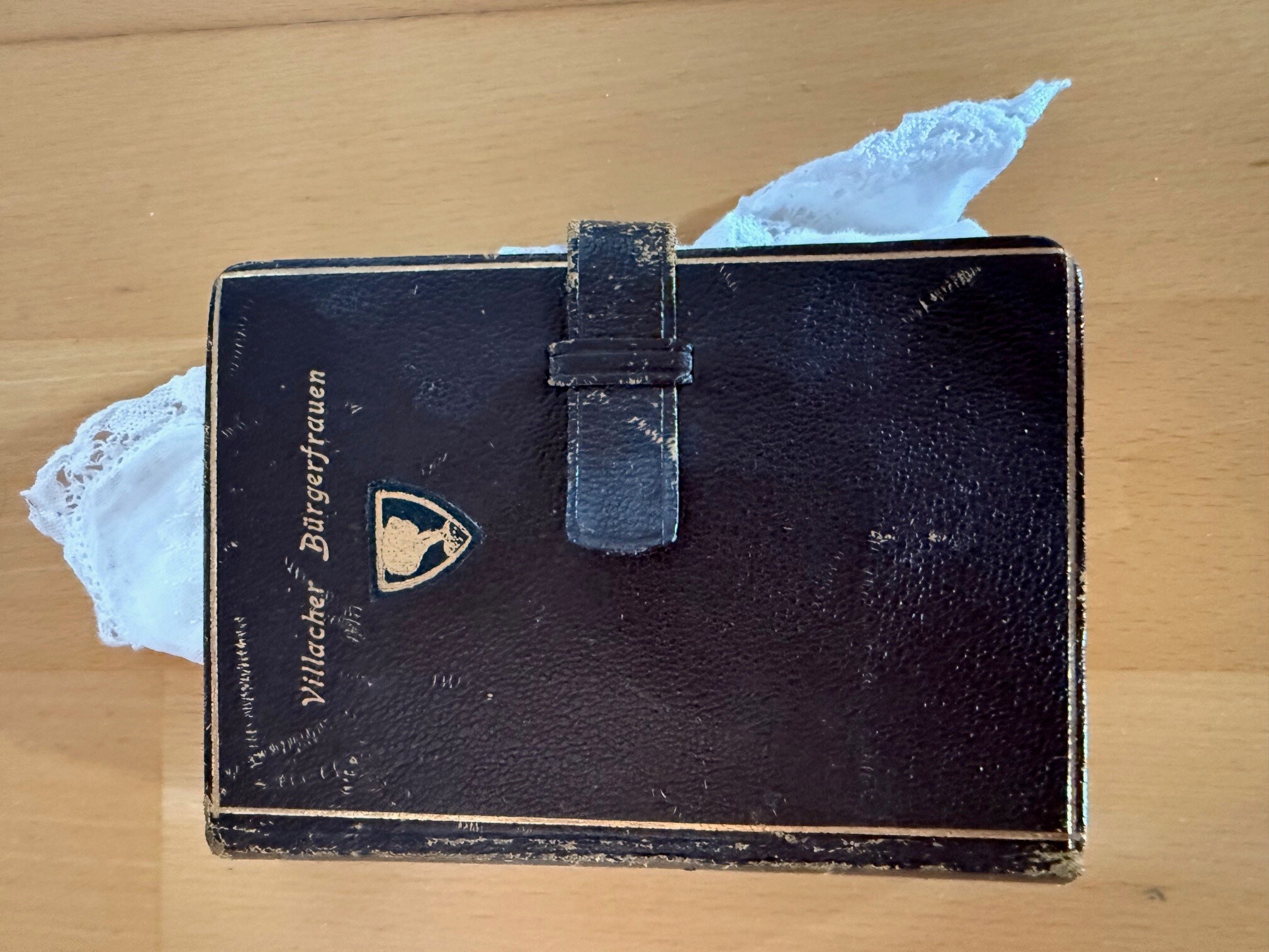 Ein Merkbüchlein, in das jede Bürgerfrau besondere Beobachtungen einträgt.