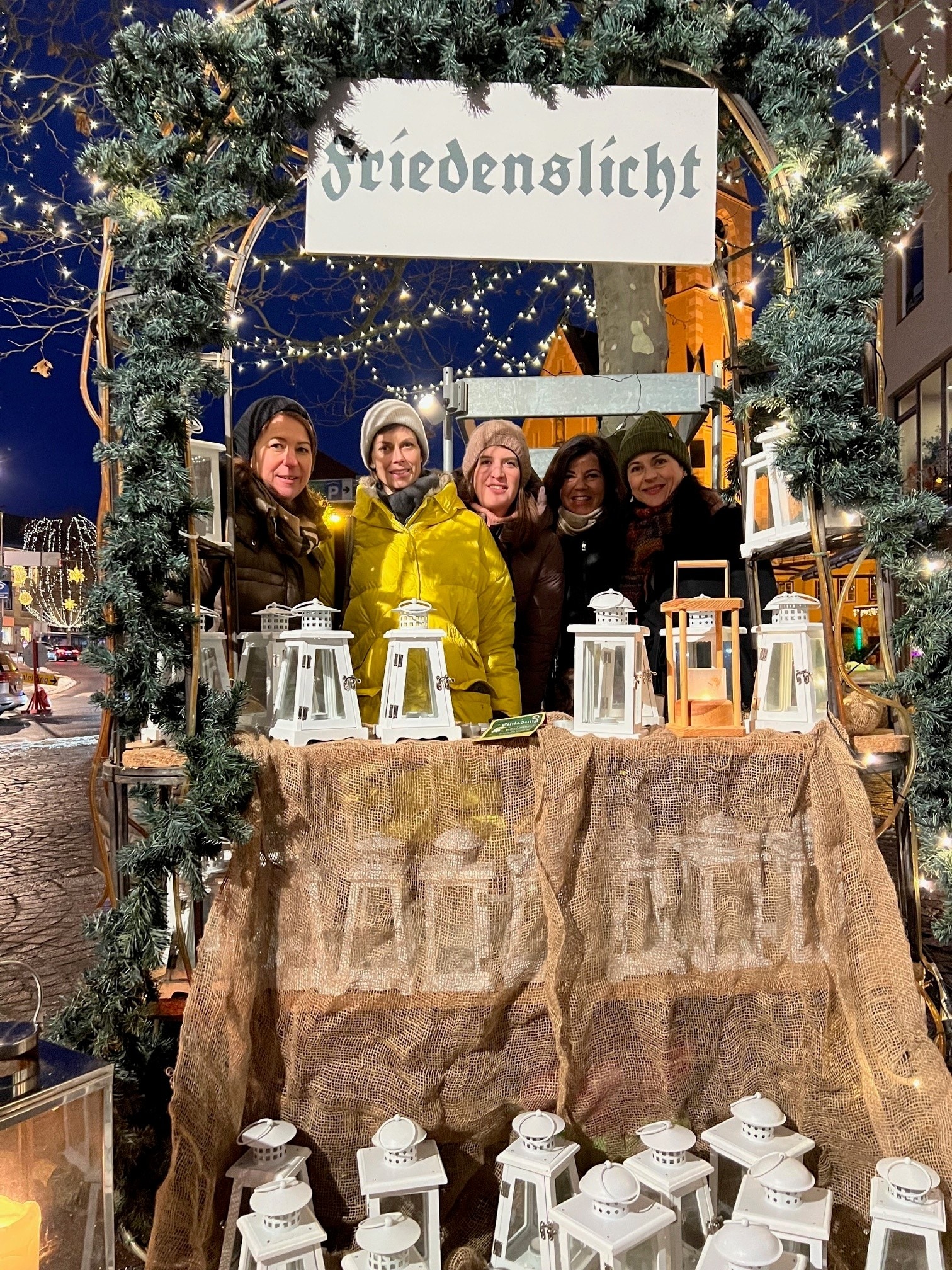 Durch den Laternenverkauf am Bauernadvent lukrieren die Bürgerfrauen Geld für ihre karitativen ...