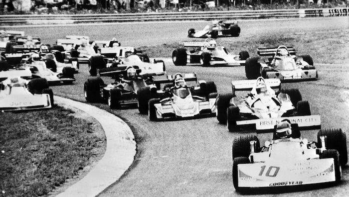 Niki Lauda in seinem Schicksalsrennen kurz vor dem Crash (hinter Ronnie Peterson auf Platz 2) ...