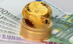 Eine Tirolerin überreichte einem Betrüger mitten in der Nacht Goldmünzen (Symbolbild).