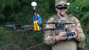 Ein ukrainischer Soldat der 57. motorisierten Brigade steuert eine FPV-Drohne an der Front in ...