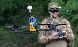 Ein ukrainischer Soldat der 57. motorisierten Brigade steuert eine FPV-Drohne an der Front in ...