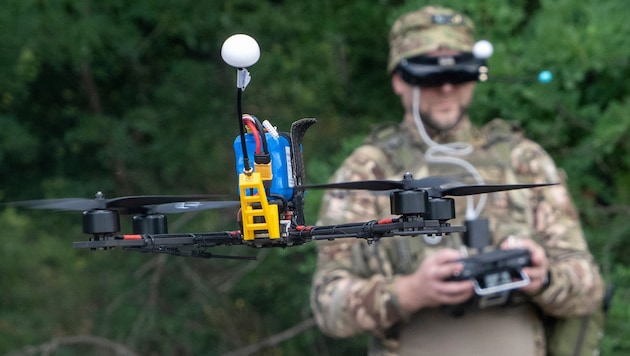 Ein ukrainischer Soldat der 57. motorisierten Brigade steuert eine FPV-Drohne an der Front in ...