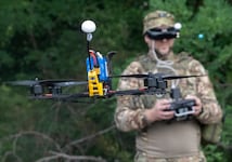 Ein ukrainischer Soldat der 57. motorisierten Brigade steuert eine FPV-Drohne an der Front in ...