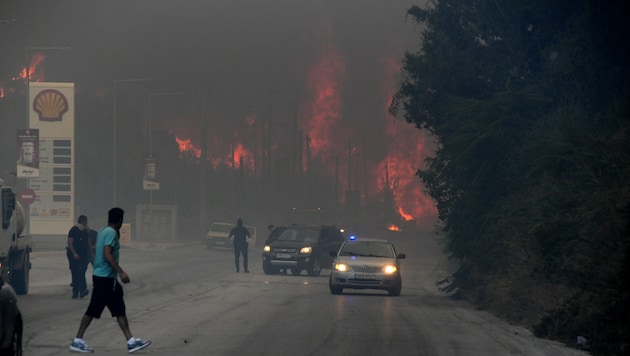Einsatzkräfte und Bewohner müssen in Patras hilflos zusehen, wie sich das Feuer ausbreitet.