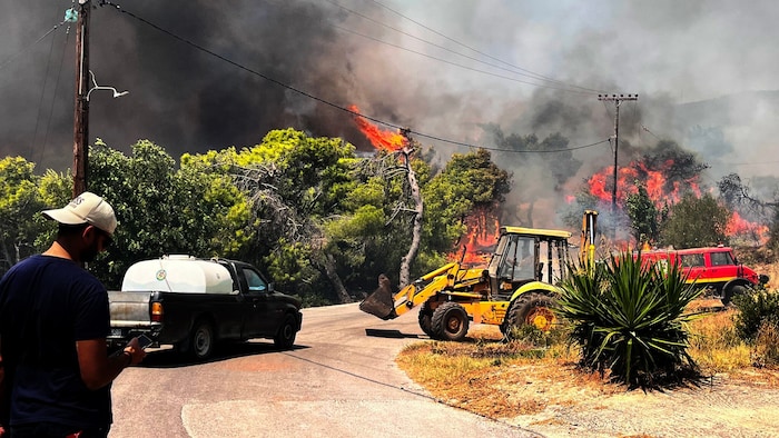 Auch auf Zakynthos wird versucht, der Flammen Herr zu werden.