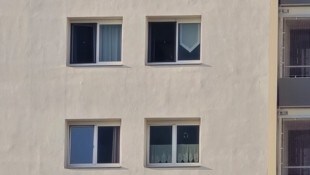 Das Kind fiel durch ein offenes Fenster in die Tiefe. (Symbolbild)