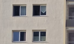 Das Kind fiel durch ein offenes Fenster in die Tiefe. (Symbolbild)