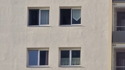 Das Kind fiel durch ein offenes Fenster in die Tiefe. (Symbolbild)