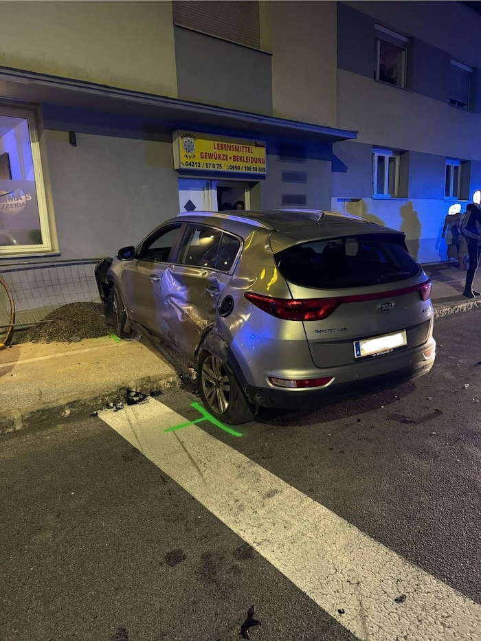 Das Auto landete in der Fassade eines Mehrparteienhauses.