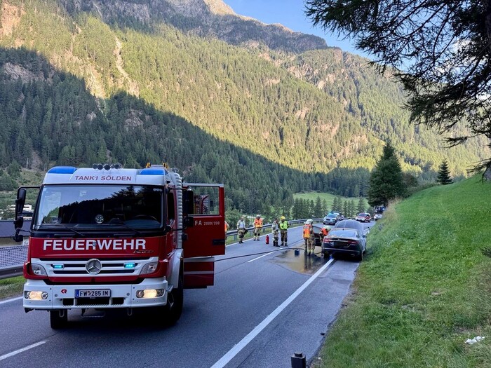 Die alarmierte Feuerwehr führte noch Nachlöscharbeiten durch.