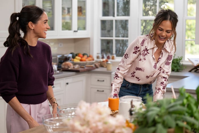 Herzogin Meghan und Chrissy Teigen zeigen sich als Besties, die viel Spaß miteinander haben.