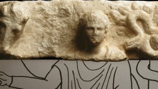 Dieses Relief schmückte in Teurnia einen kleinen Brunnen im Heiligtum des Grannus.