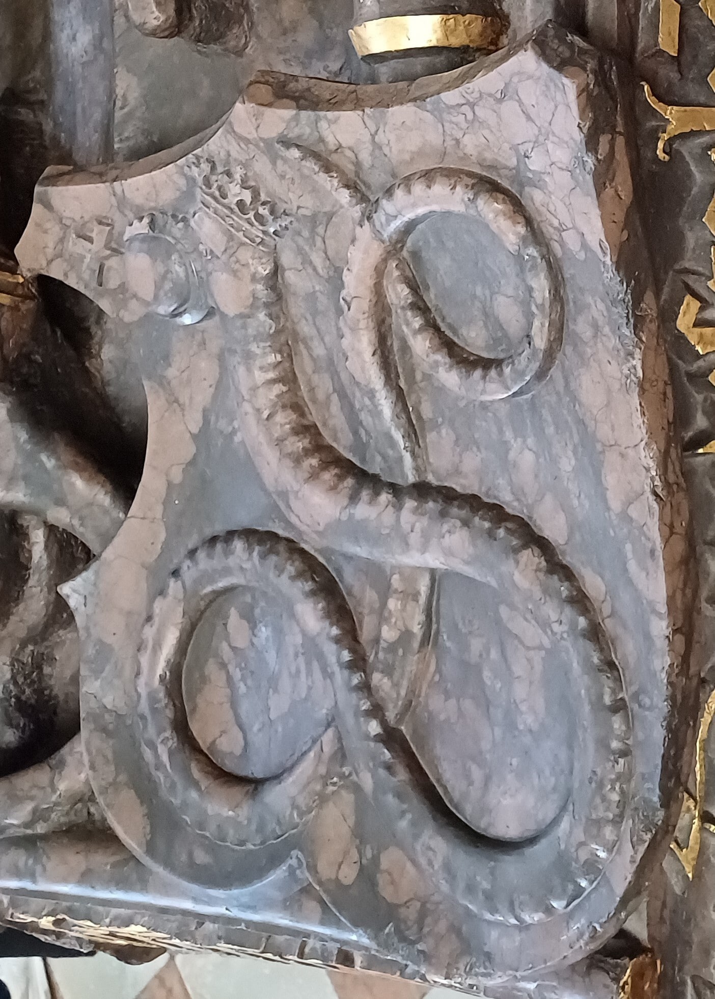 Wappen der Familie Garai auf einer Grabplatte in der Stadtpfarrkirche St. Andrä in Lienz.