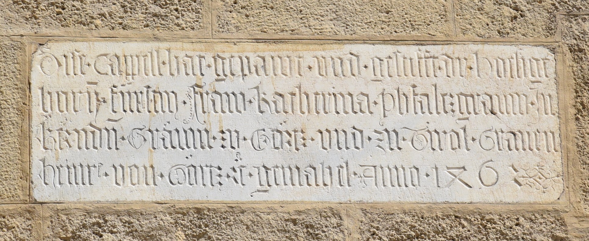 Stifterinschrift von Katharina von Garai an der Pfarrkirche St. Jakob in Villach.