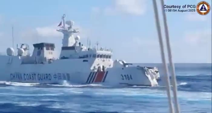 Die philippinische Küstenwache veröffentlichte Bilder von dem beschädigten chinesischen Schiff.