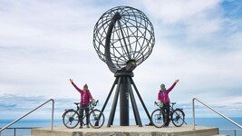 Am Nordkap begann für Elisabeth Zienitzer (li.) und Silvia Sarcletti (re.) der Traum vom Radeln ...