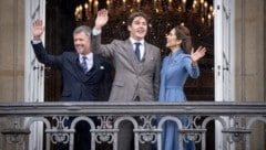 Kronprinz Christian (Mitte) winkt mit seinen Eltern, König Frederik und Königin Mary, vom Balkon ...