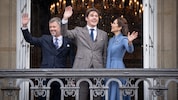 Kronprinz Christian (Mitte) winkt mit seinen Eltern, König Frederik und Königin Mary, vom Balkon ...