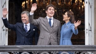 Kronprinz Christian (Mitte) winkt mit seinen Eltern, König Frederik und Königin Mary, vom Balkon ...