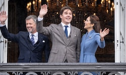 Kronprinz Christian (Mitte) winkt mit seinen Eltern, König Frederik und Königin Mary, vom Balkon ...