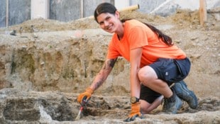 Lea Hauhart, Archäologin der Firma Ardis, die die Grabungen durchführt