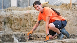 Lea Hauhart, Archäologin der Firma Ardis, die die Grabungen durchführt