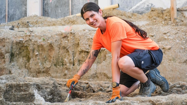 Lea Hauhart, Archäologin der Firma Ardis, die die Grabungen durchführt