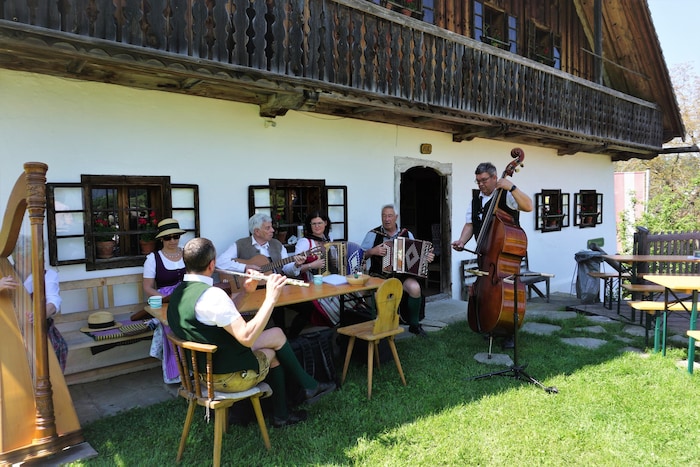 Mit der Heimathaus-Musi beginnt der traditionelle Handwerkernachmittag im Viechtauer Heimathaus. ...