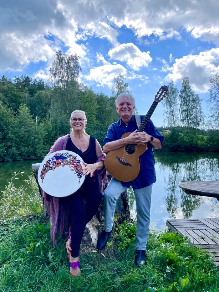 Monika und Karl Holzmann singen und spielen traditionelle Songs und lyrische Balladen beim Irish ...