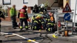 Unter Atemschutz wurden die beiden Arbeiter aus der Baugrube gezogen. 