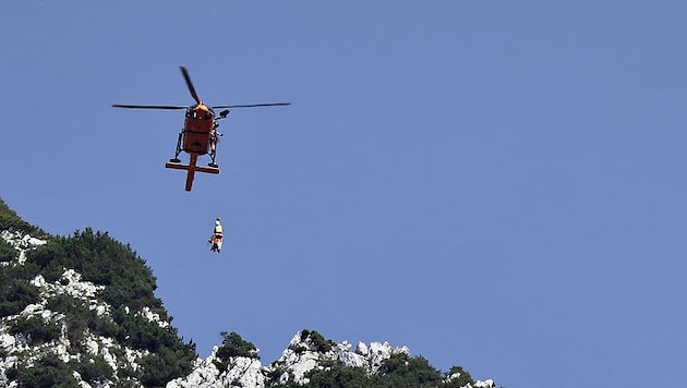 Die Besatzung des Traunsteiner Rettungshubschraubers „Christoph 14“ und die Bergwachten Bad ...