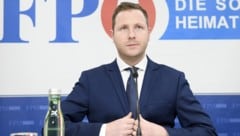 FPÖ-Generalsekretär Michael Schnedlitz stellt der Bundesregierung ein vernichtendes Zeugnis ...