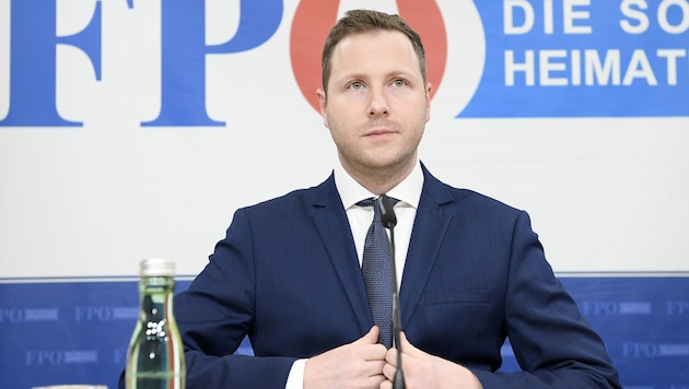 FPÖ-Generalsekretär Michael Schnedlitz stellt der Bundesregierung ein vernichtendes Zeugnis aus.