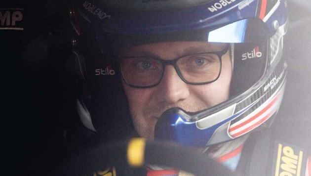 Simon Wagner trägt beim Rallyefahren Brille.