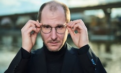 Bandleader Marco Wanda, bürgerlich Michael Marco Fitzthum, hat die Entstehungs- und ...