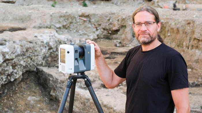 Landesarchäologe Stefan Traxler mit dem 3D-Scanner.