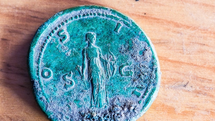 Römische Bronze-Münze mit Diana auf einer Seite und Kaiser Hadrian auf der anderen