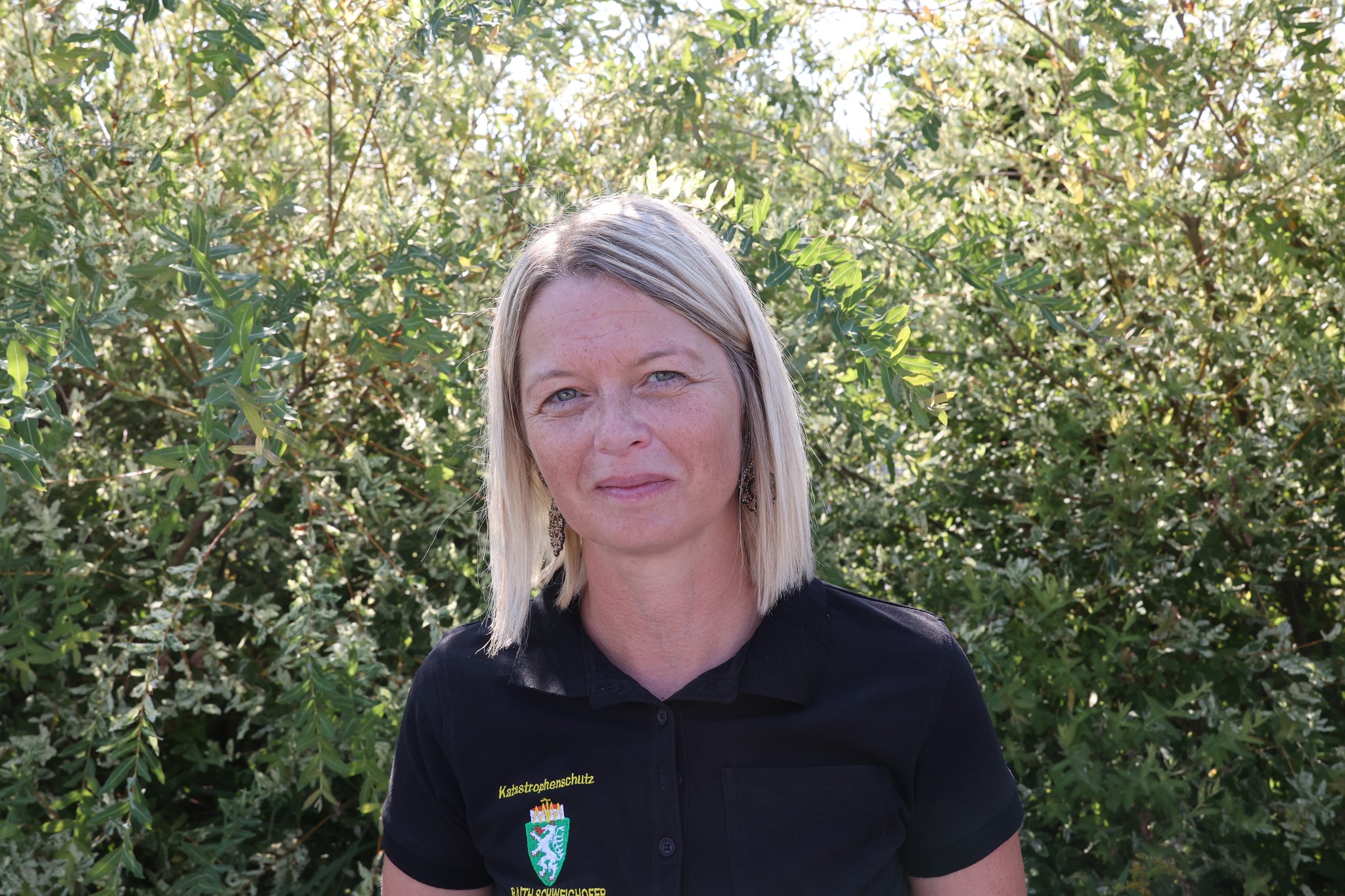 Auch Bezirkshauptfrau Kerstin Raith-Schweighofer unterstützte die Einsatzkräfte.