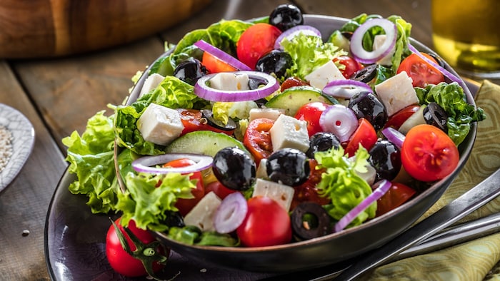 Leicht und bekömmlich sollte das Essen an heißen Tagen sein. Ein knackiger Salat passt perfekt.