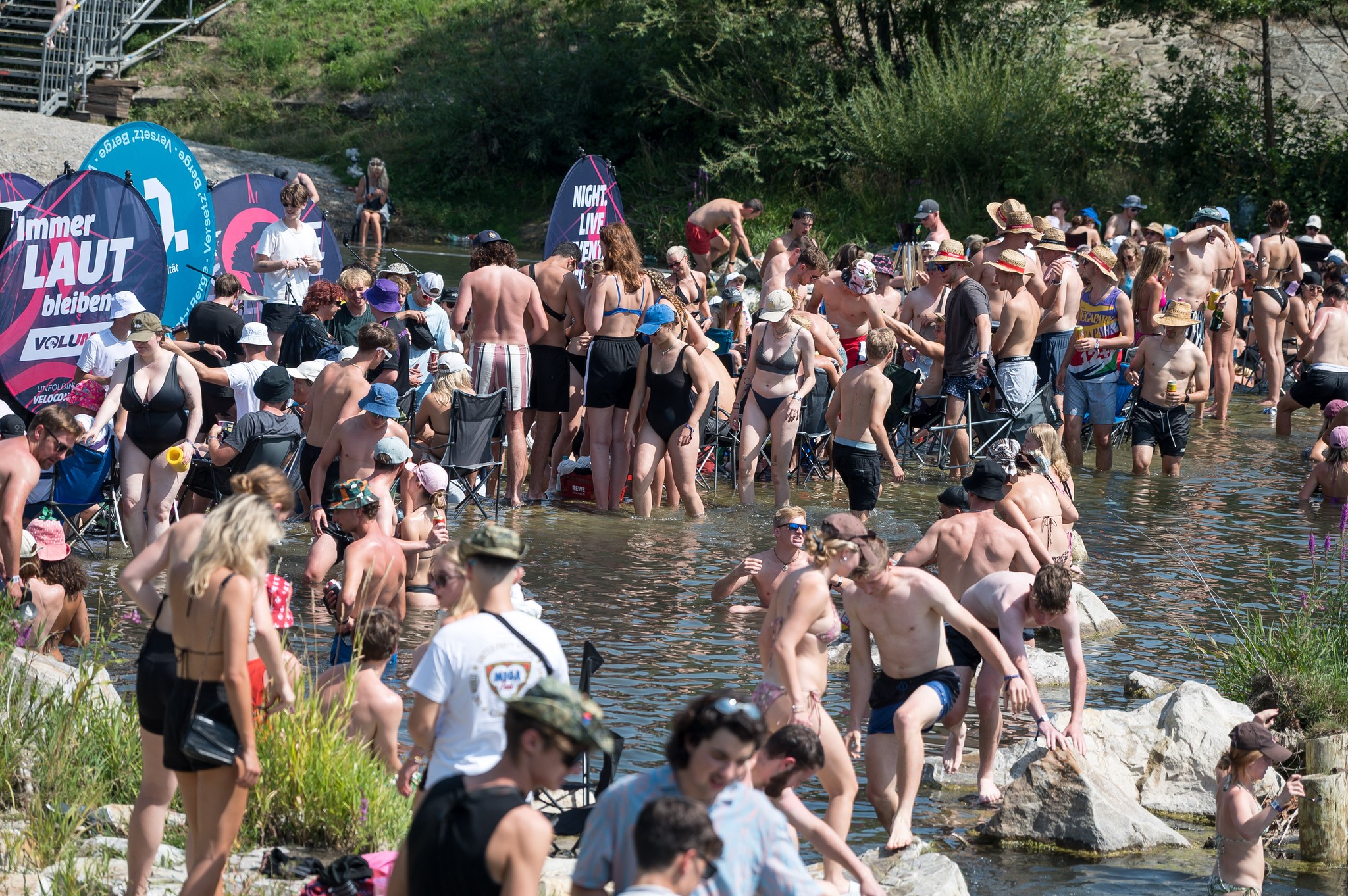 Bei 30 Grad am Mittwoch suchen die Festivalbesucher Abkühlung in der Traisen.