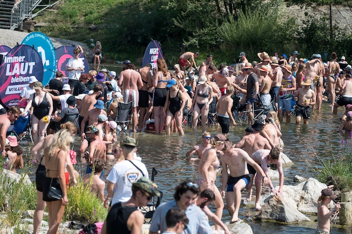 Bei 30 Grad am Mittwoch suchen die Festivalbesucher Abkühlung in der Traisen.