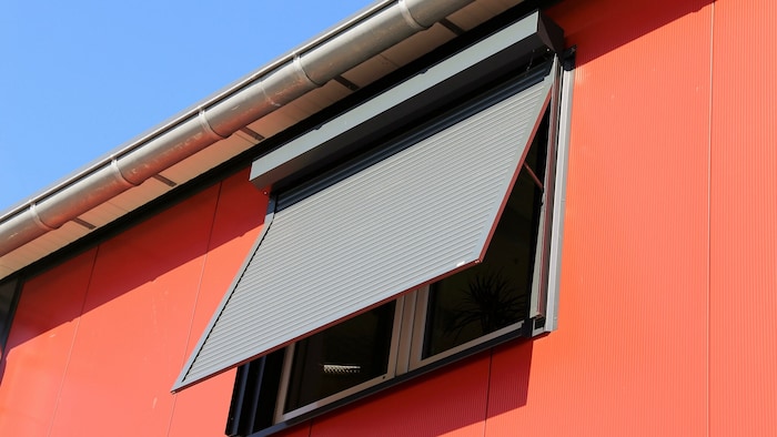 Während einer Hitzewelle empfiehlt es sich, untertags die Fenster geschlossen zu halten.