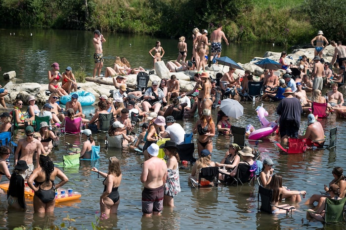 Die Campingstühle wandern kurzerhand in den Fluss – gemütlich sitzen und Bier genießen inklusive ...