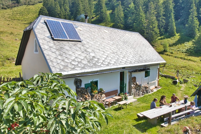Gemütlich einkehren lässt es sich bei der Halterhütte auf der Aigelsbrunner Alm.