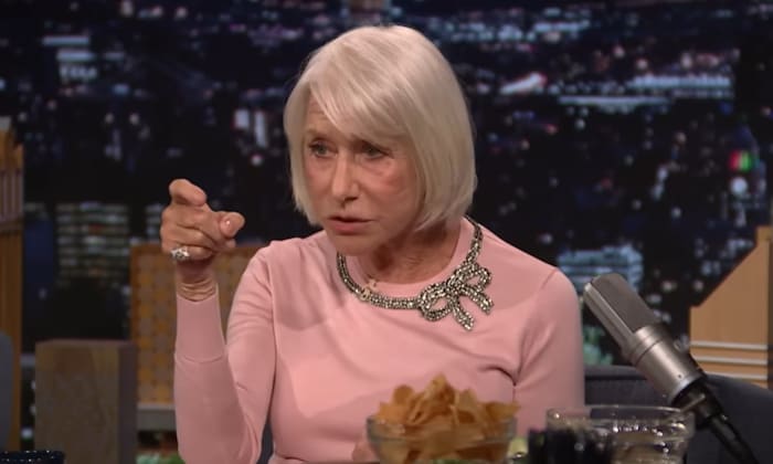 Helen Mirren zeigt, wie sie ihre Tomatenblüten stimuliert, um ein schmackhafteres Ergebnis zu ...