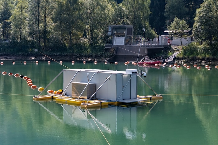 Der Bagger entfernt Sedimente. Pro Speicher sind es täglich rund 15 Lkw-Ladungen.
