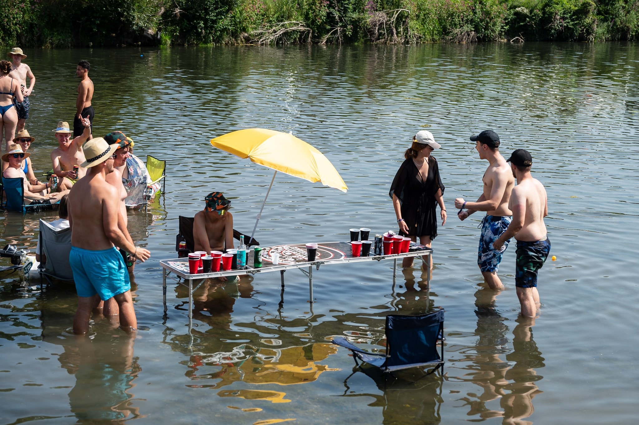 Auch der Bierpong-Tisch kommt rein ins kühle Nass.